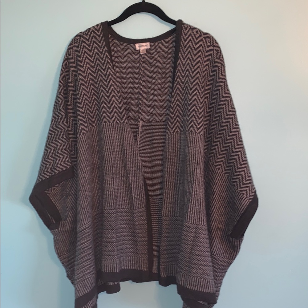 Avenue Women's Black and Gray Sweater